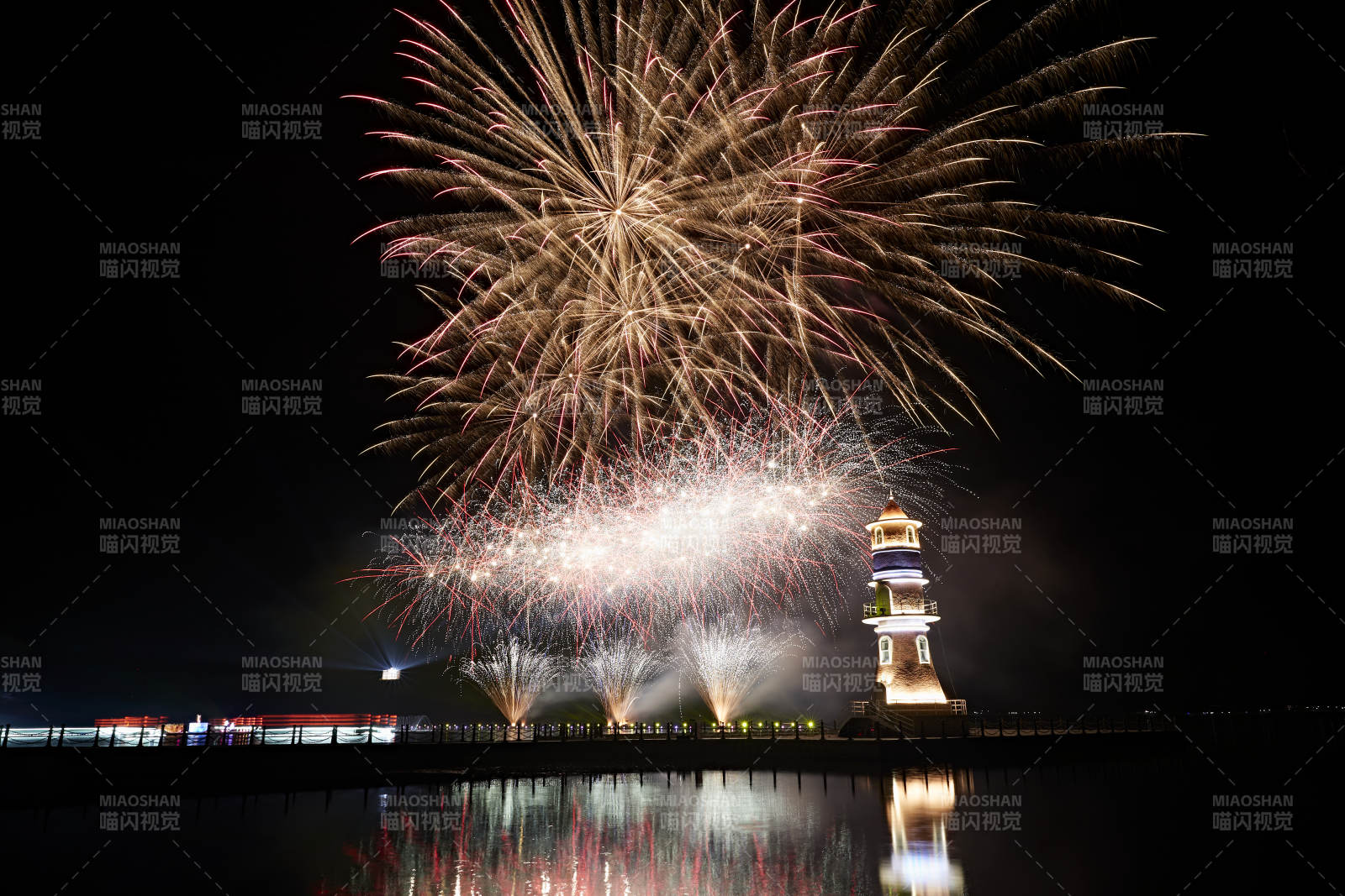 旅游景区湖面绽放的绚丽烟花礼花