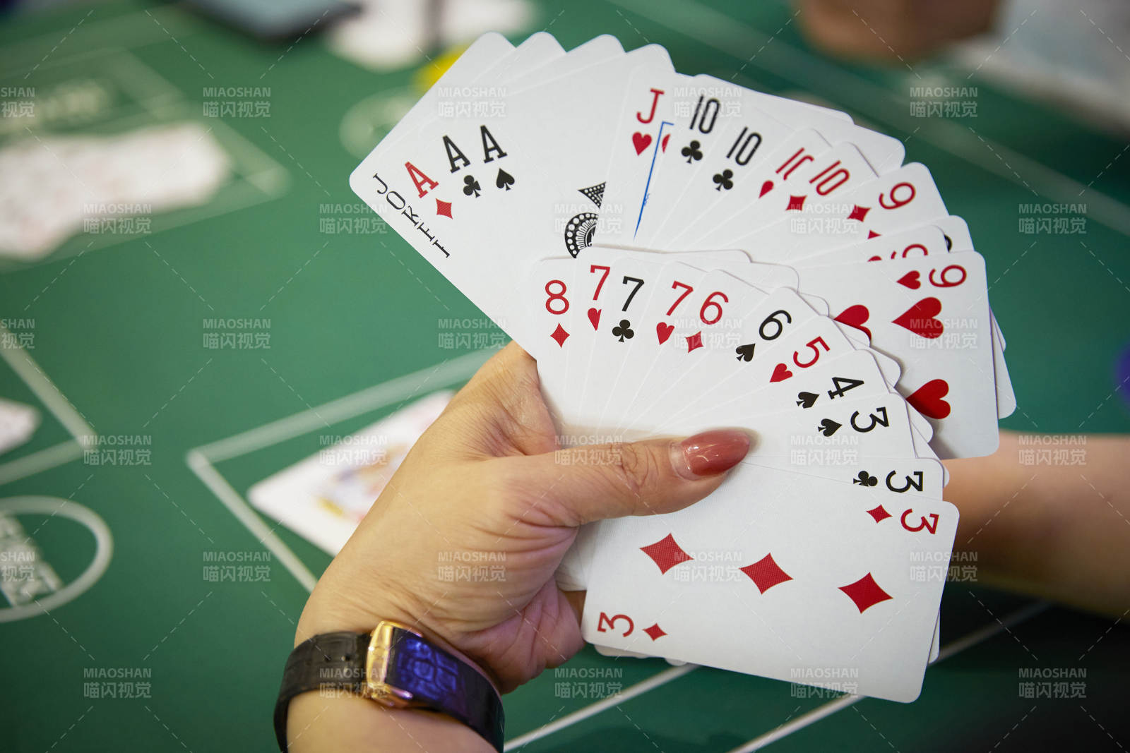 掼蛋扑克比赛现场