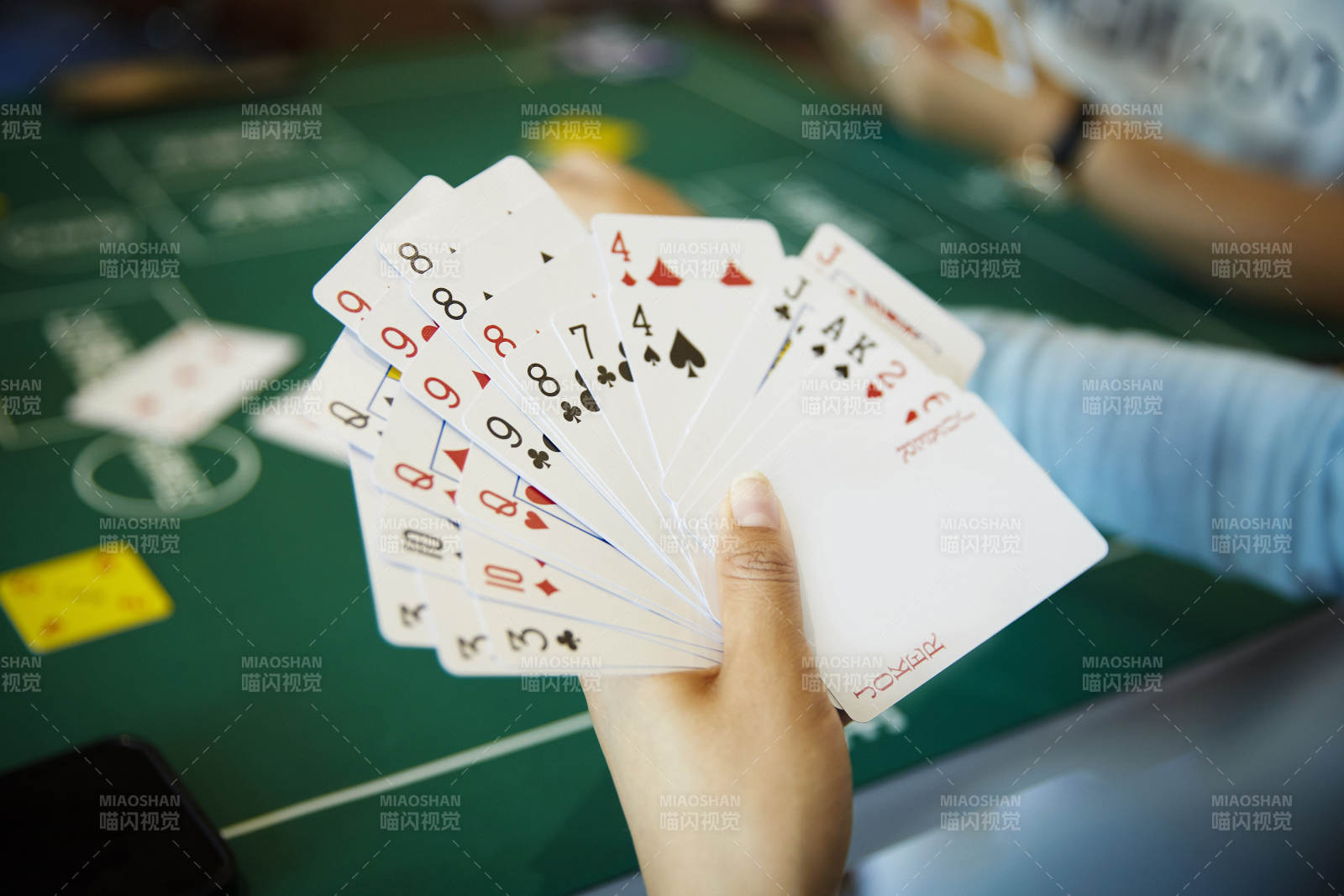 掼蛋扑克比赛现场