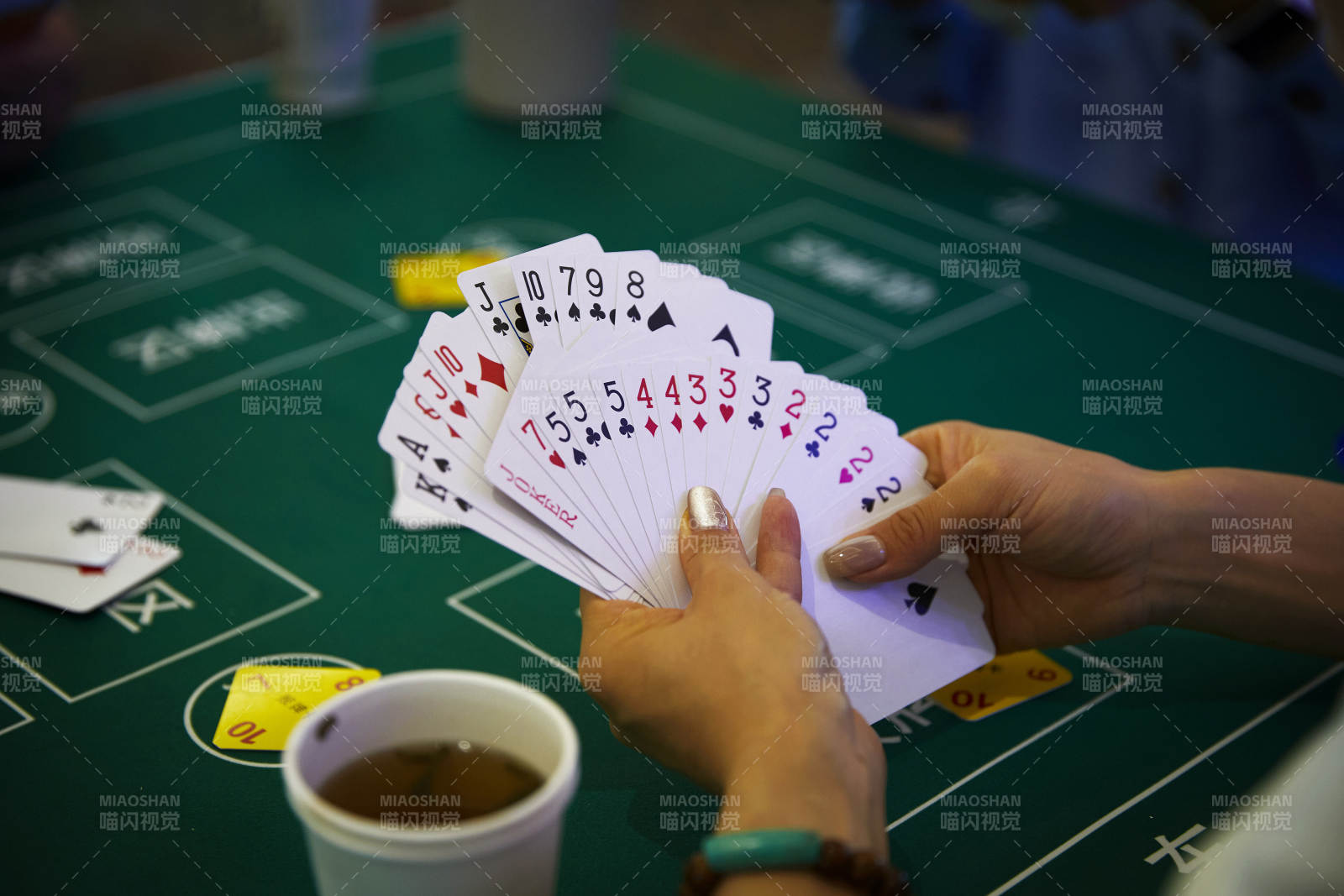 掼蛋扑克比赛现场