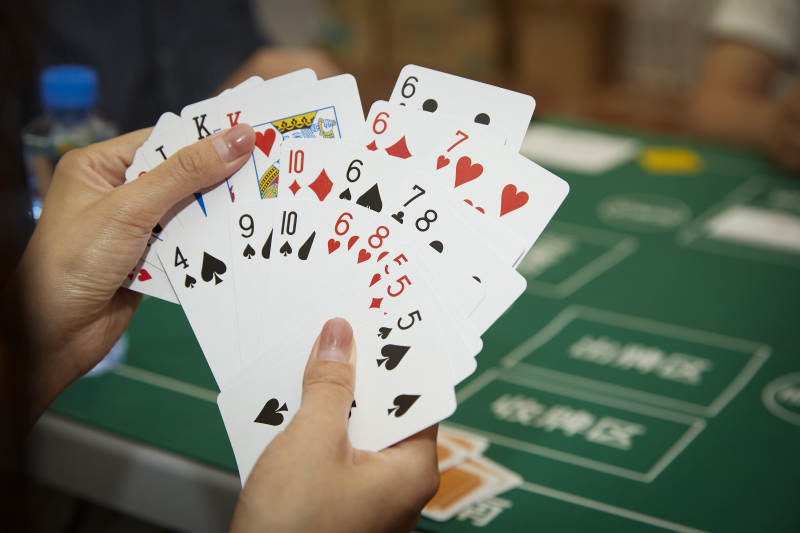 掼蛋扑克比赛现场