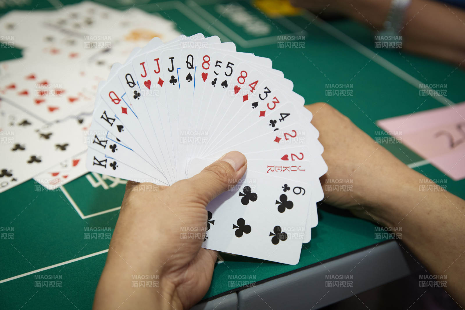 掼蛋扑克比赛现场