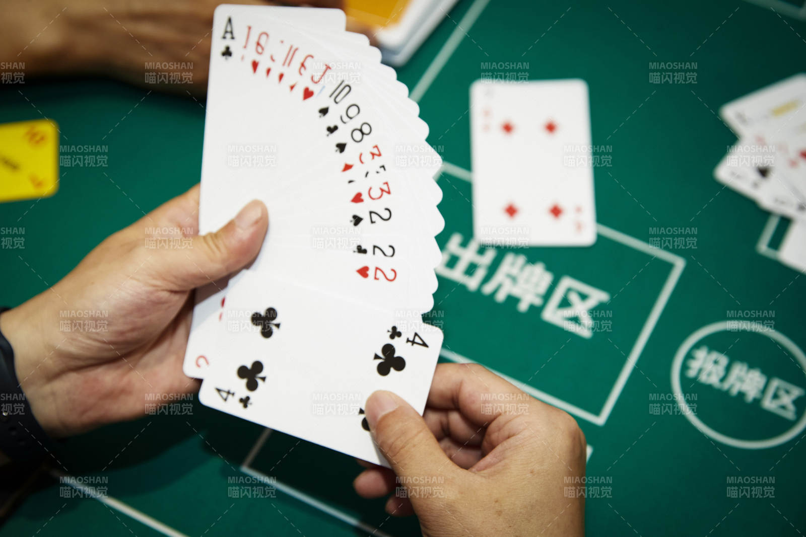 掼蛋扑克比赛现场