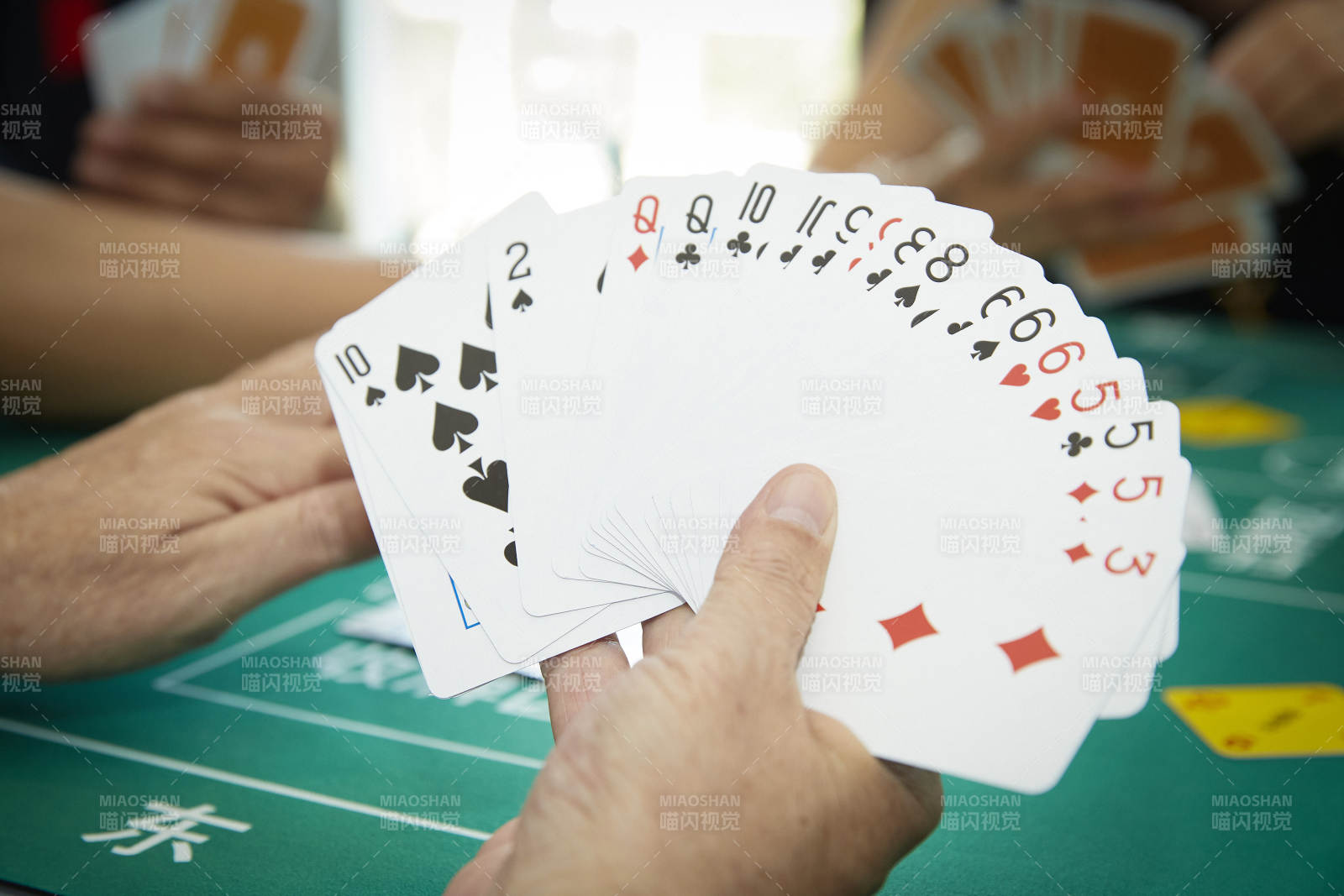 掼蛋扑克比赛现场