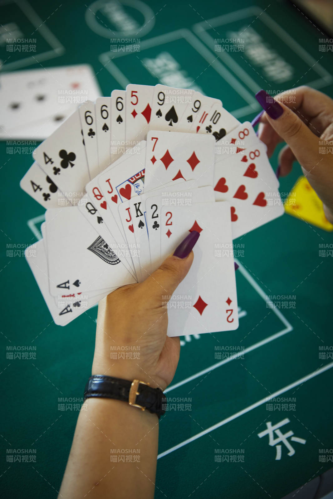 掼蛋扑克比赛现场