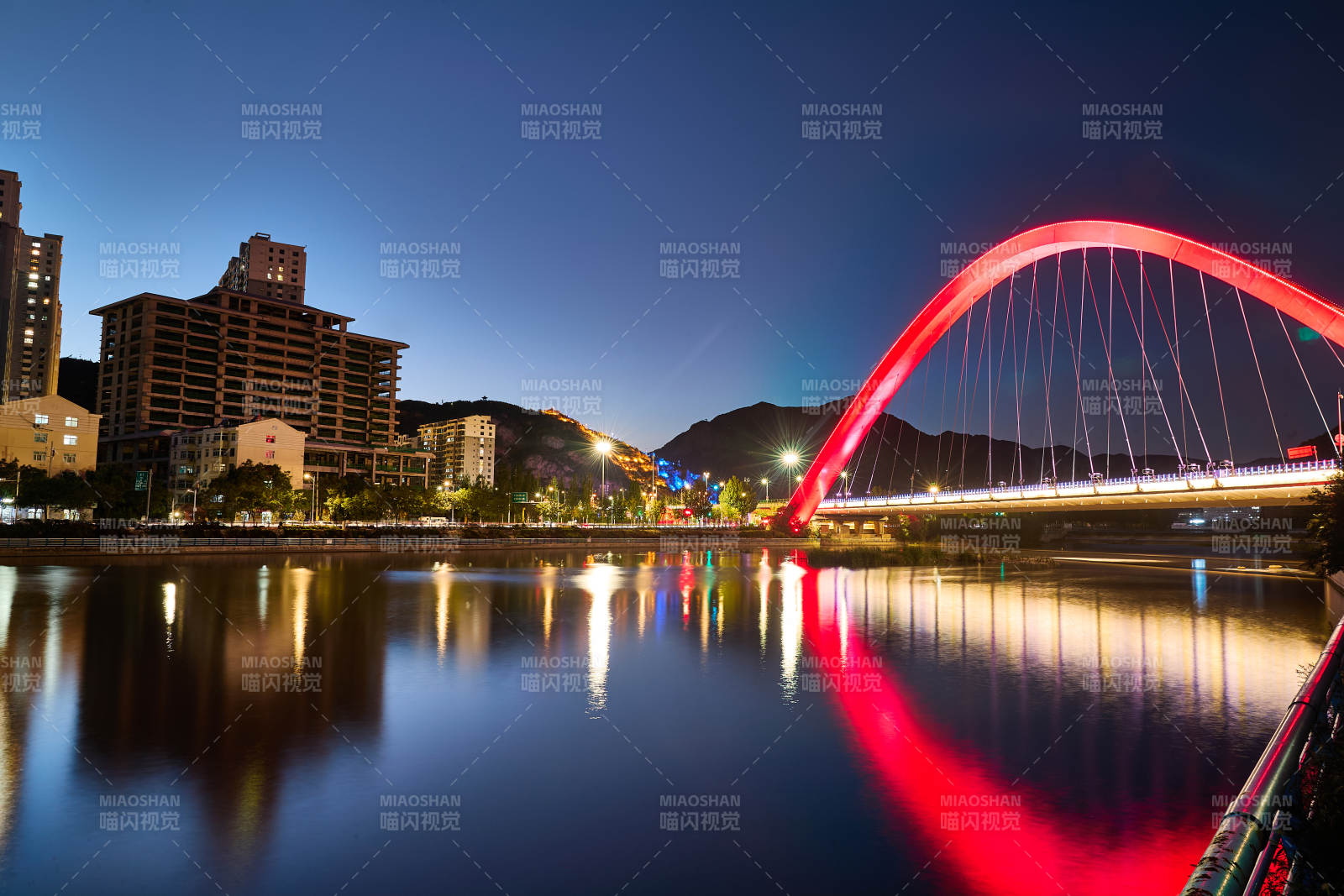 中国河北省张家口市桥西区通泰大桥夜景