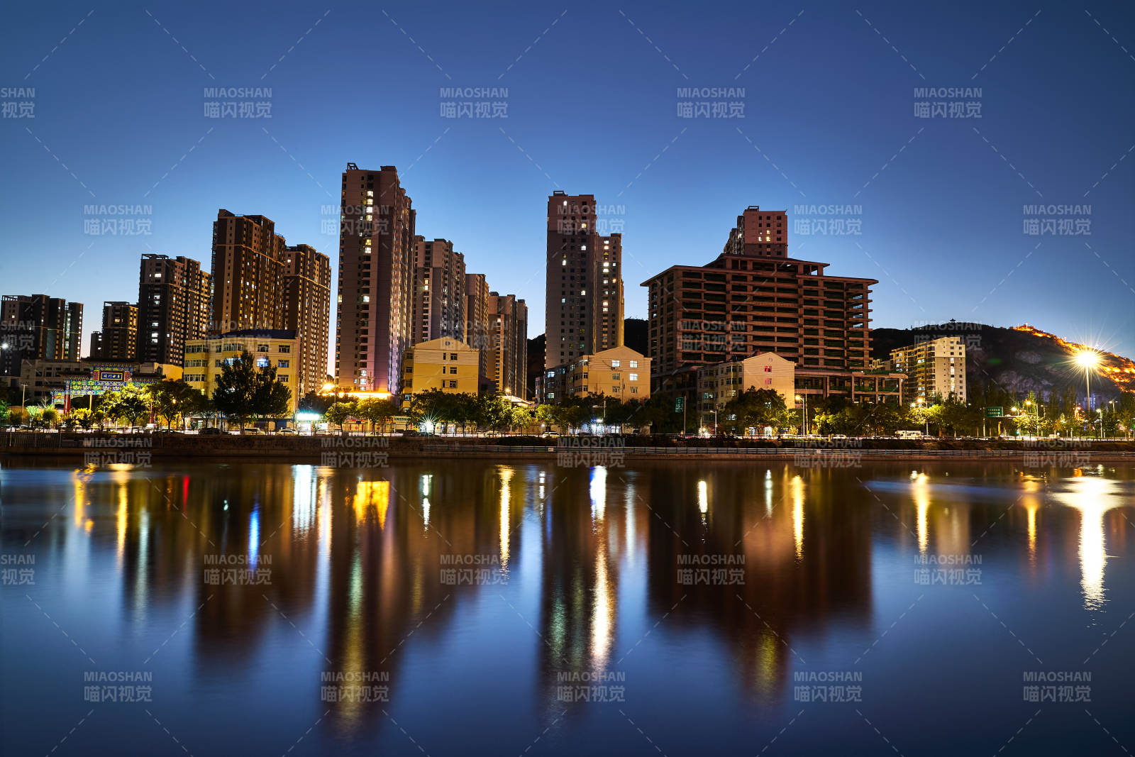 河北省张家口市大清河畔建筑夜景