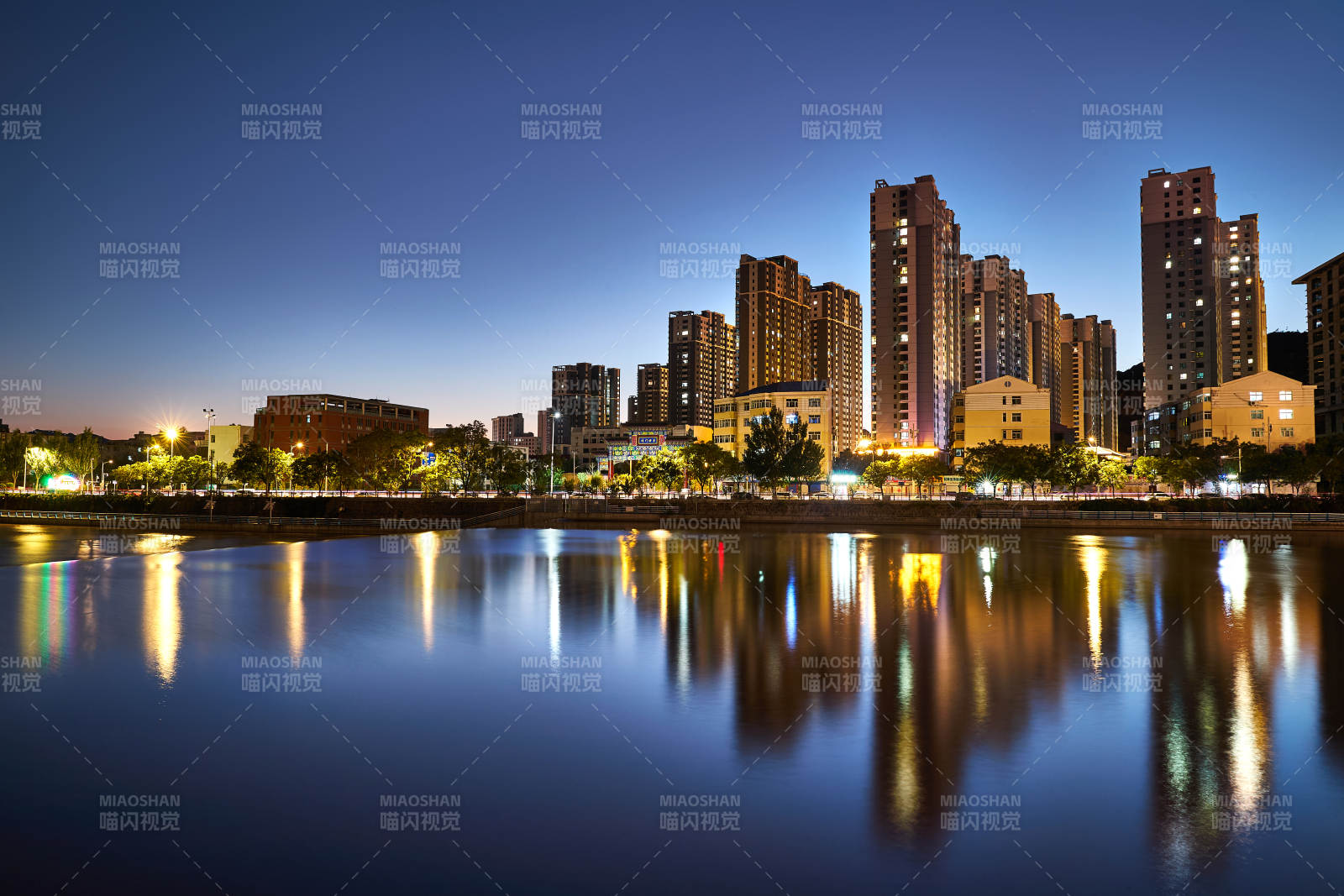 河北省张家口市大清河畔建筑夜景