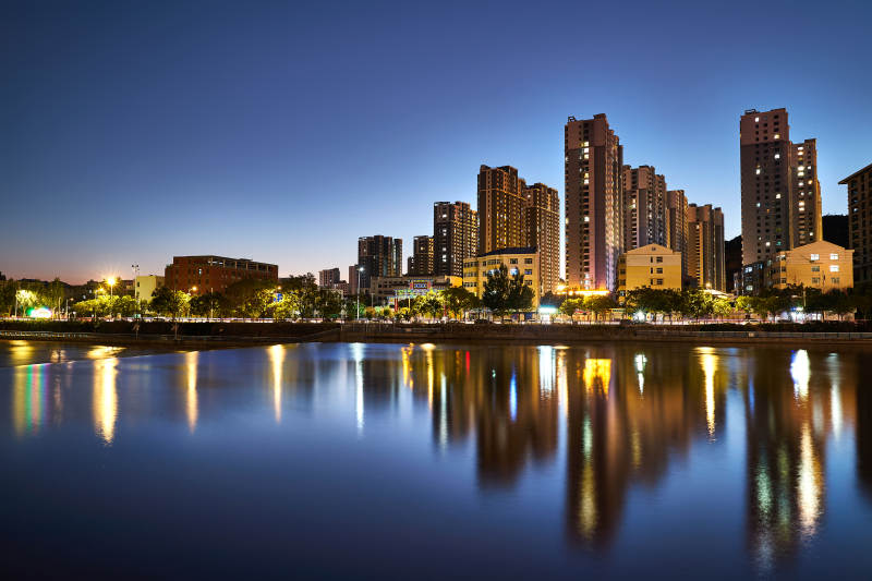 河北省张家口市大清河畔建筑夜景