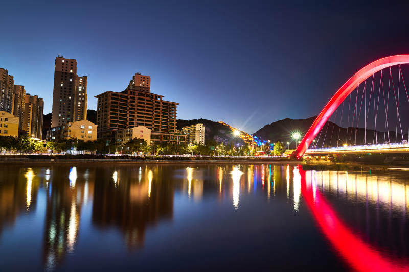 中国河北省张家口市桥西区通泰大桥夜景