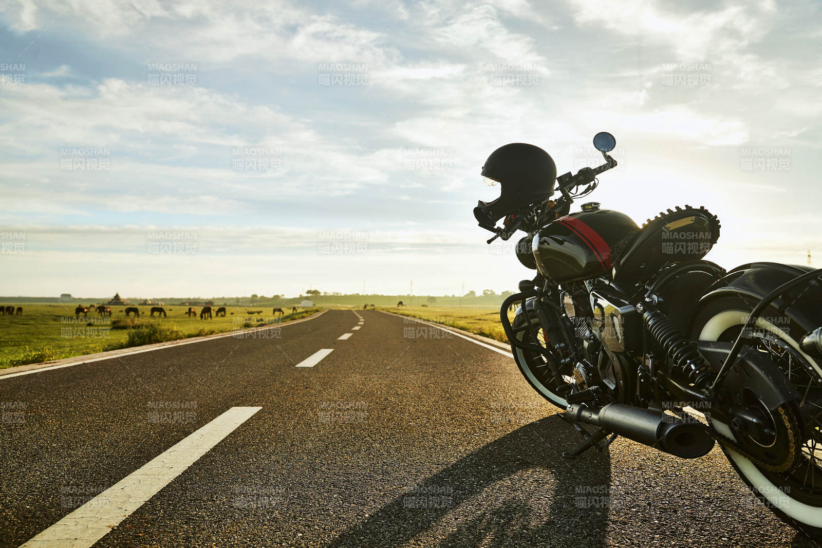 清晨朝阳下停靠在公路上的复古摩托车