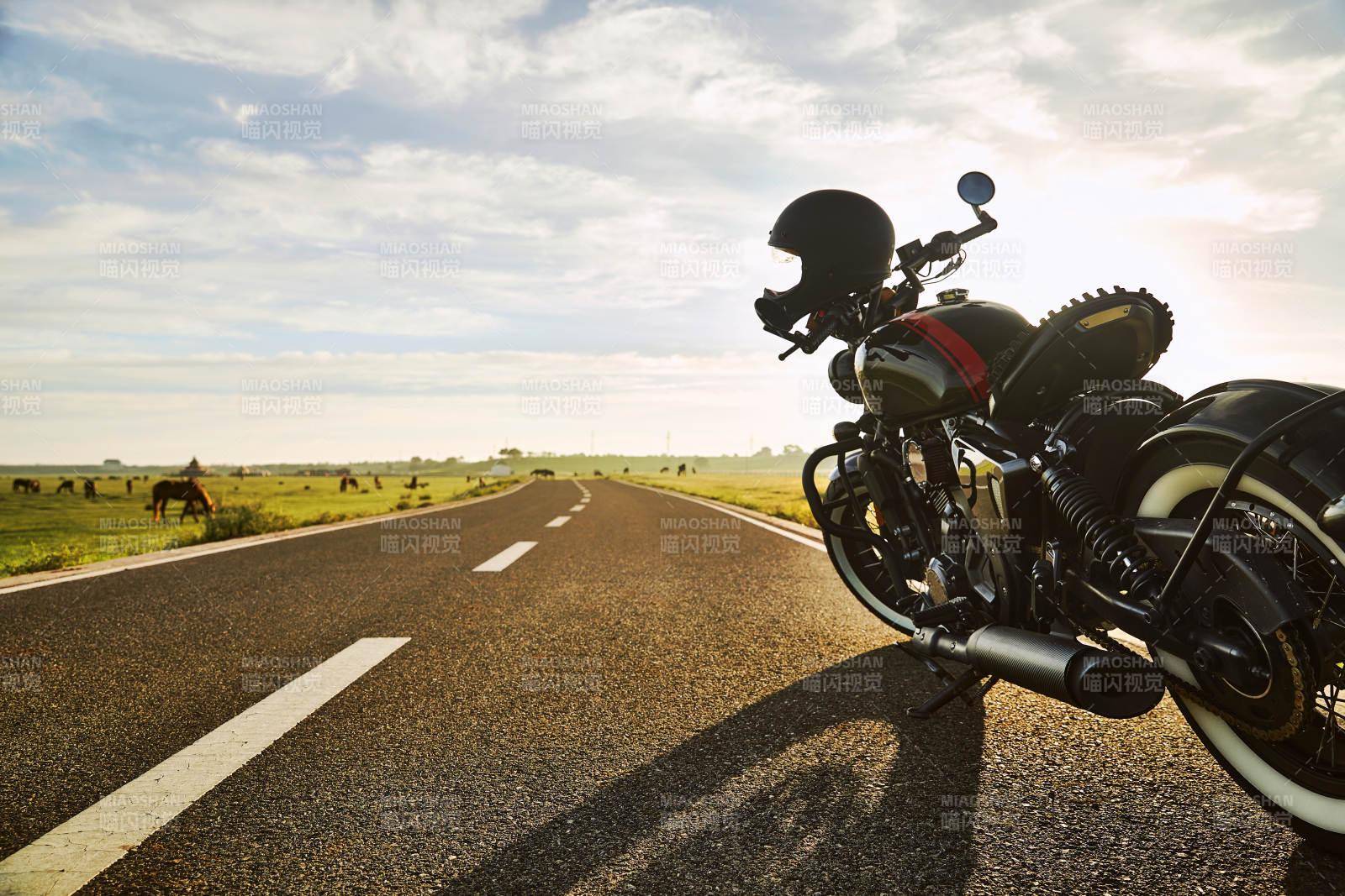 清晨朝阳下停靠在公路上的复古摩托车