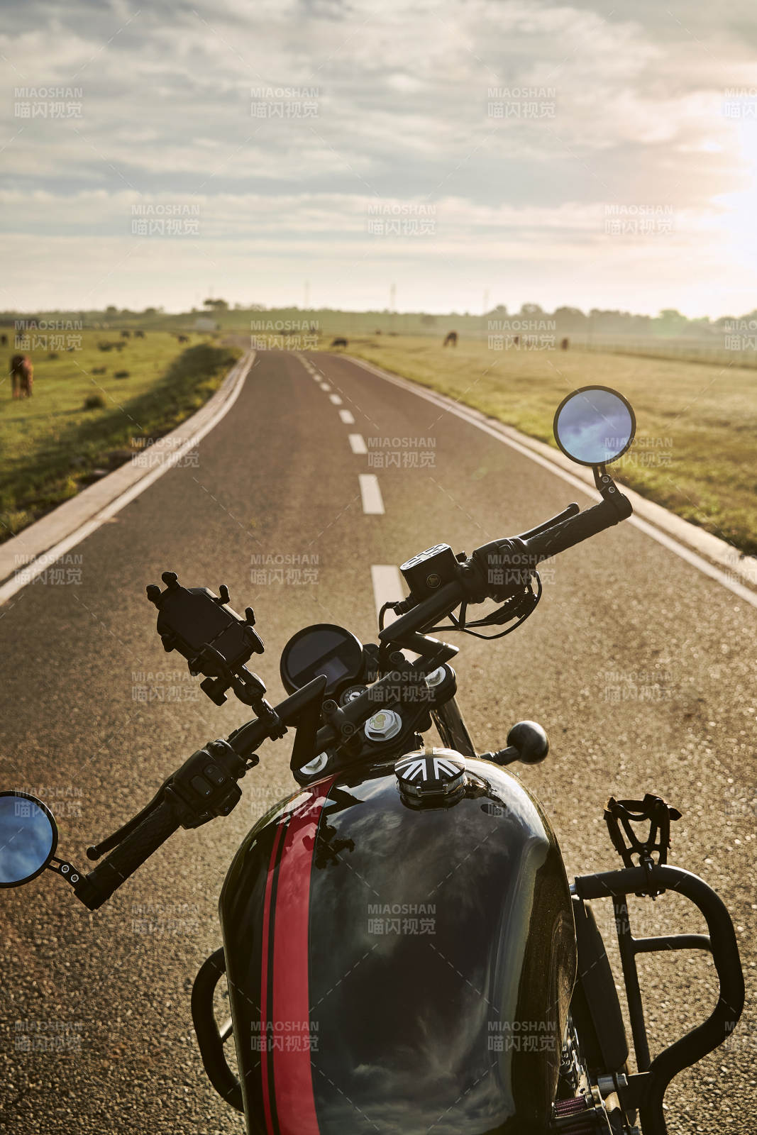 清晨朝阳下停靠在公路上的复古摩托车