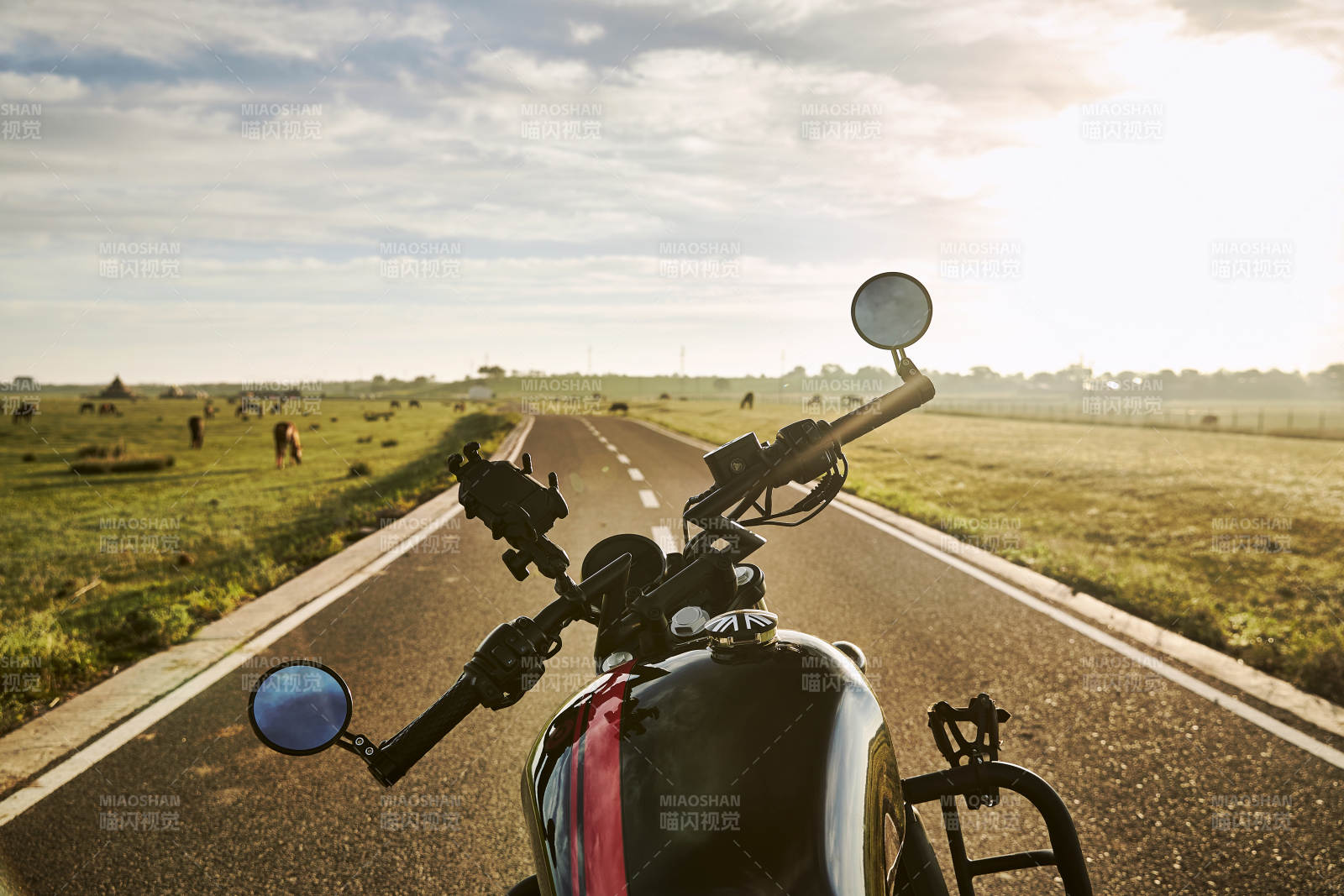 清晨朝阳下停靠在公路上的复古摩托车