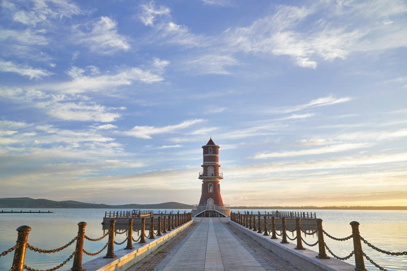 河北省张家口沽源县库伦淖尔景区湖面灯塔