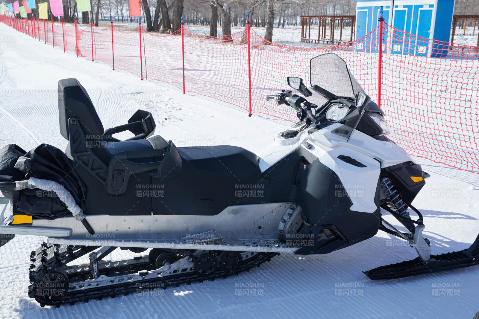 在雪地上停放的高級雪地摩托車