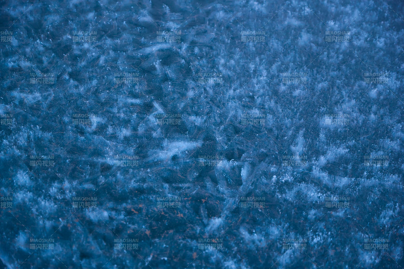 冬天冻结的湖面冰层花纹图片