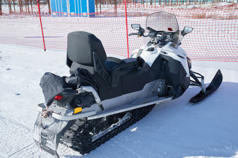 在雪地上停放的高级雪地摩托车