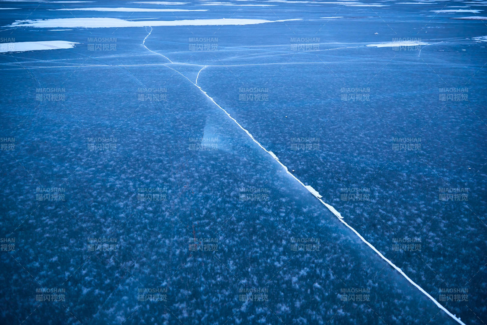 冬天冻结的湖面冰层花纹图片