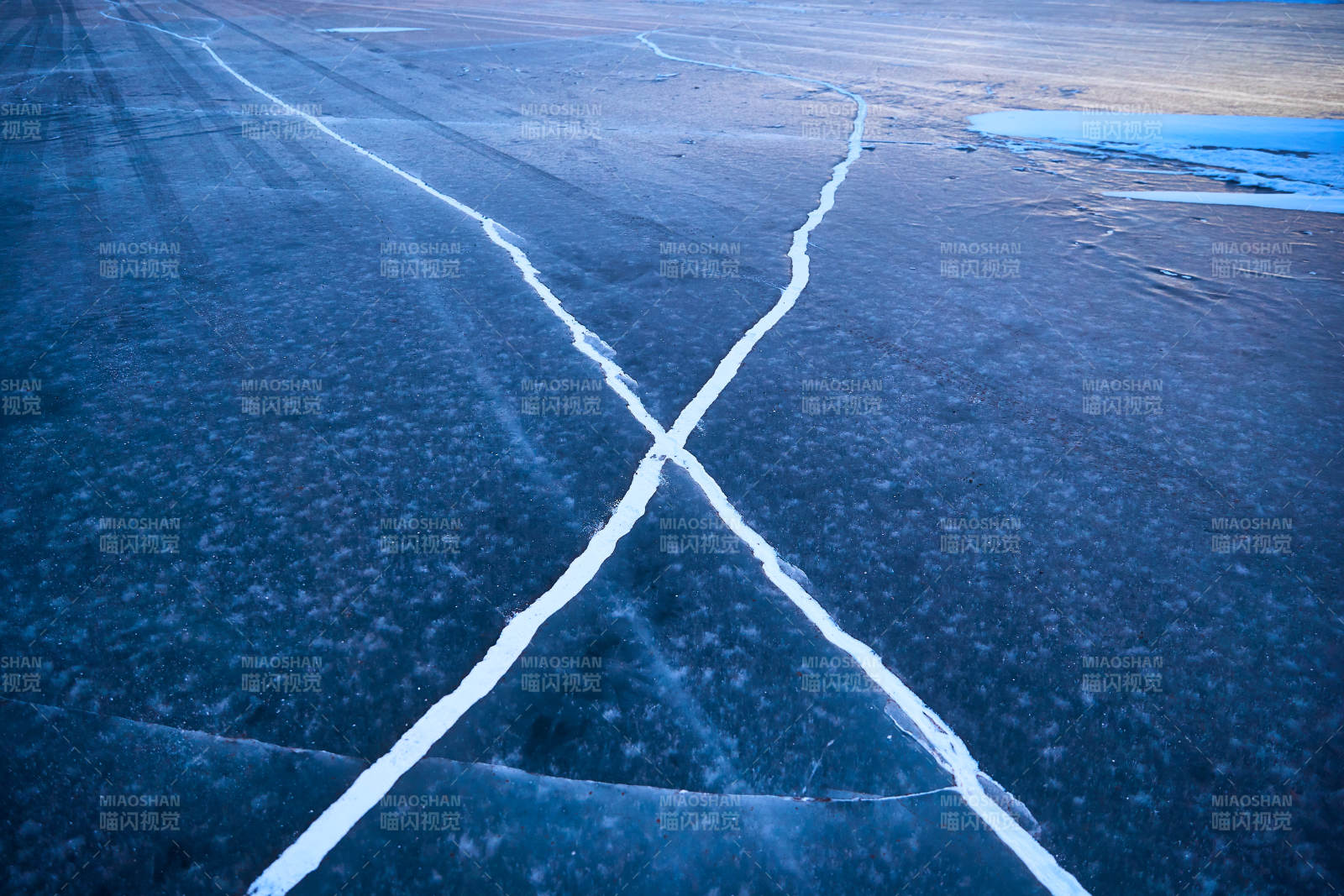 冬天冻结的湖面冰层花纹图片