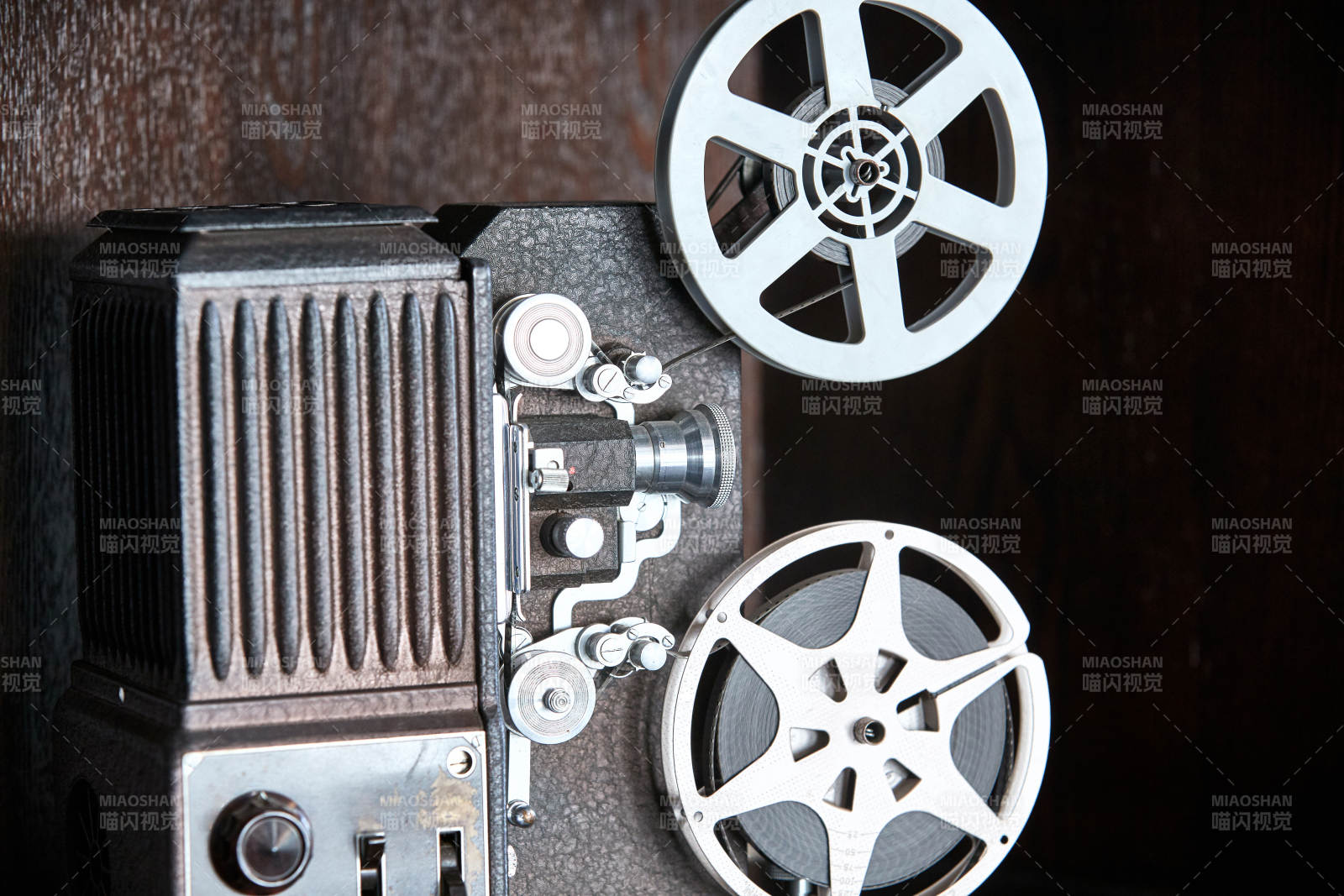 一台复古老式胶片电影放映机外观特写