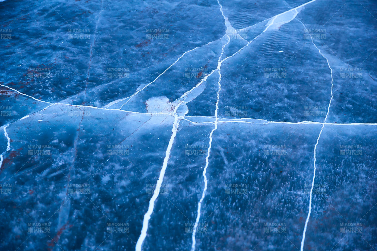 冬天冻结的湖面冰层花纹图片