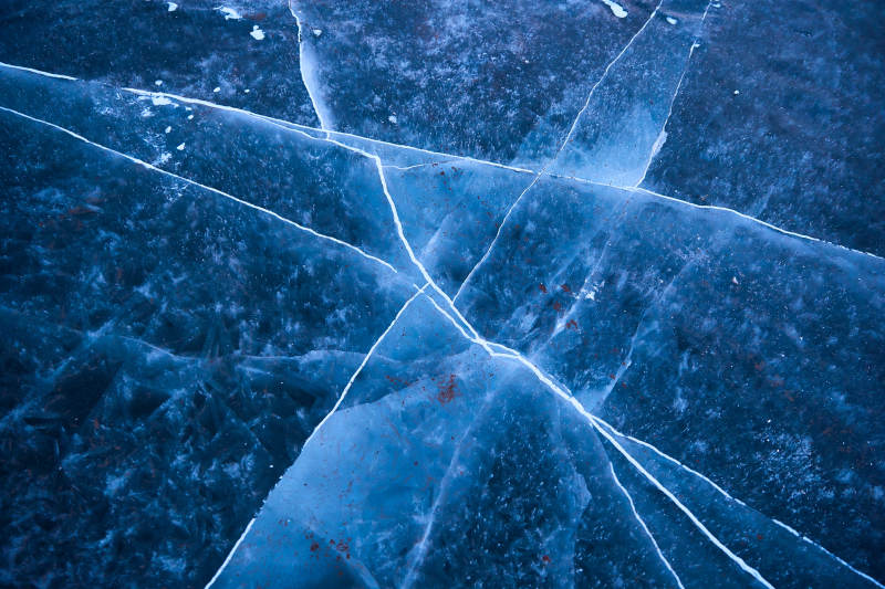 冬天冻结的湖面冰层花纹