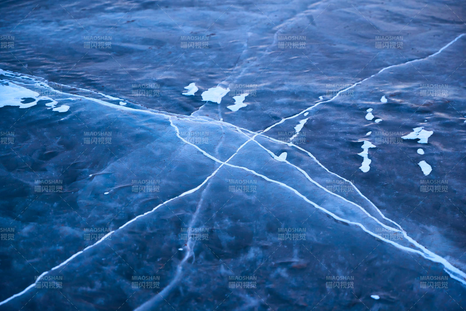 冬天冻结的湖面冰层花纹