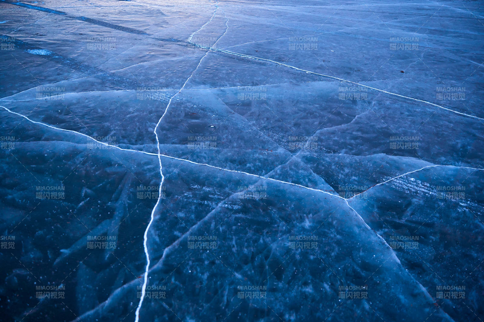 冬天冻结的湖面冰层花纹