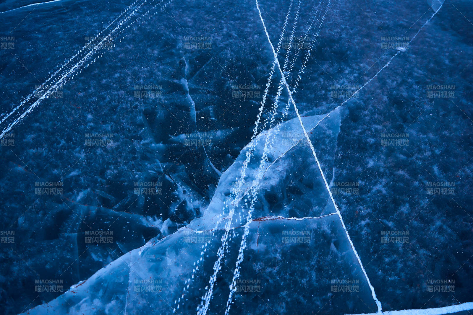 冬天冻结的湖面冰层花纹