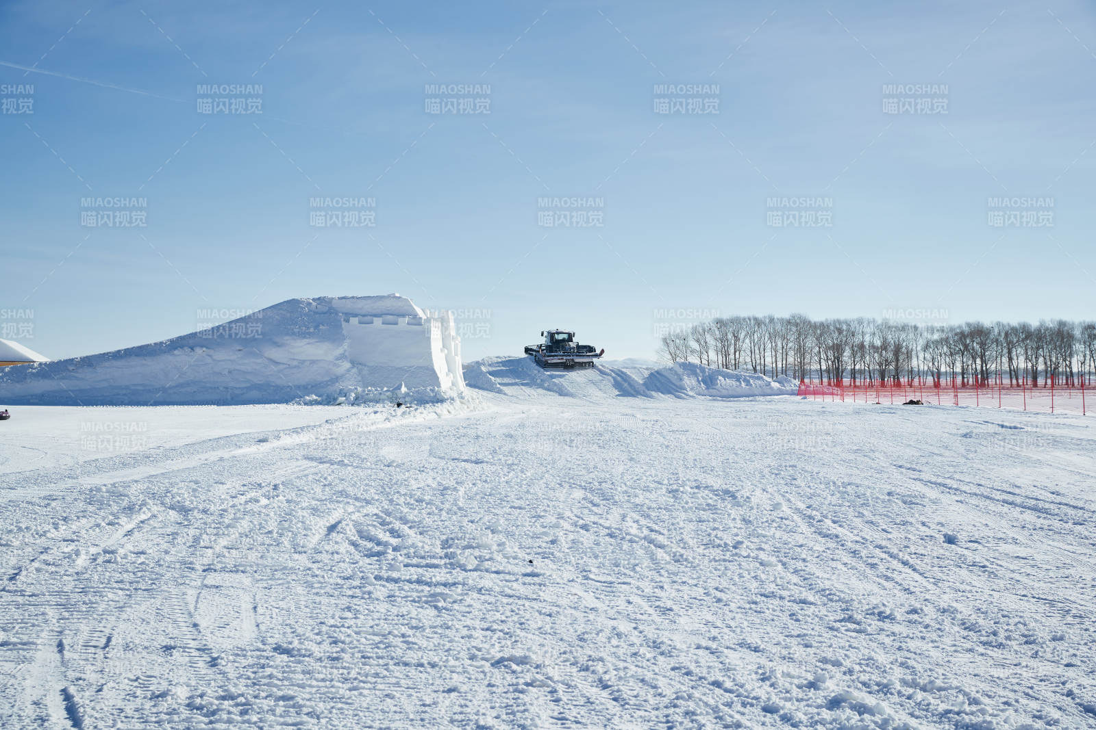 正在滑雪场工作的压雪车