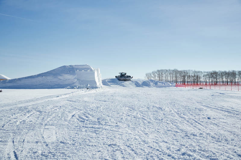 正在滑雪场工作的压雪车