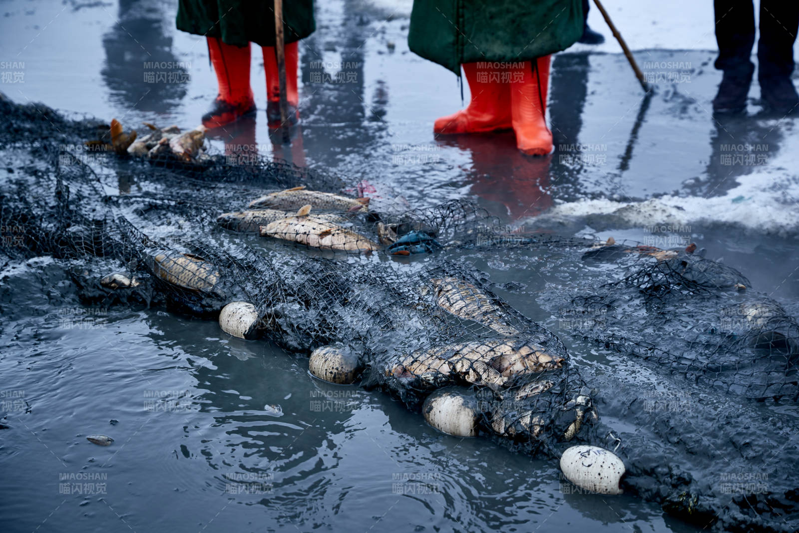 冬季湖面冰上捕鱼活动