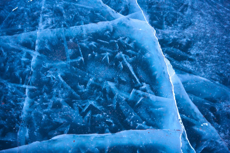 冬天冻结的湖面冰层花纹
