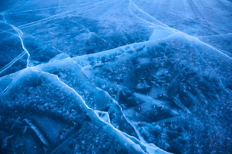冬天冻结的湖面冰层花纹