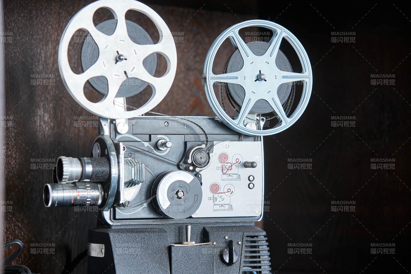 一台复古老式胶片电影放映机外观特写