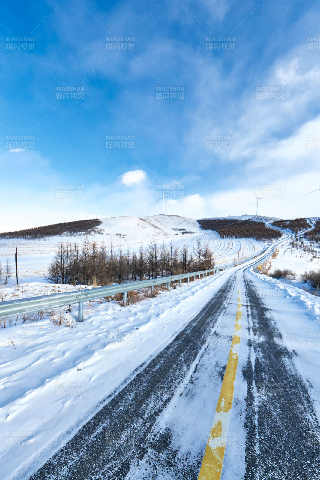 中国河北省张家口地区冬季草原天路景色