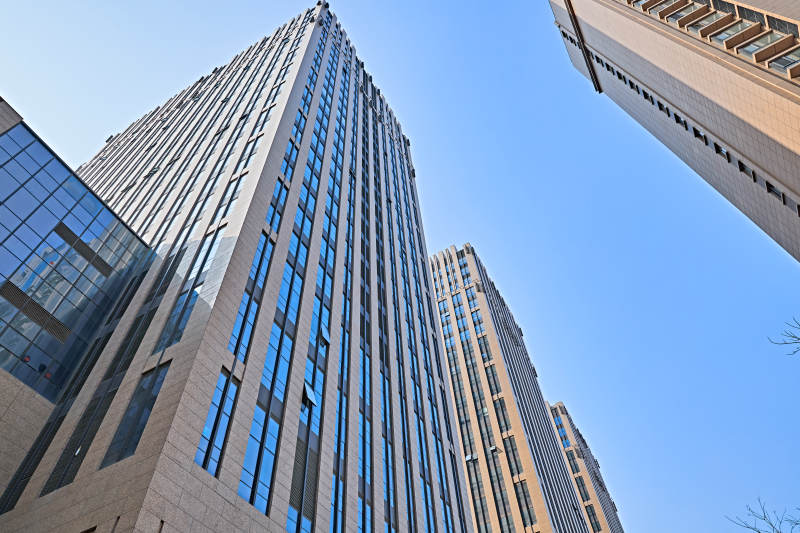 仰视现代建筑办公楼和局部景观