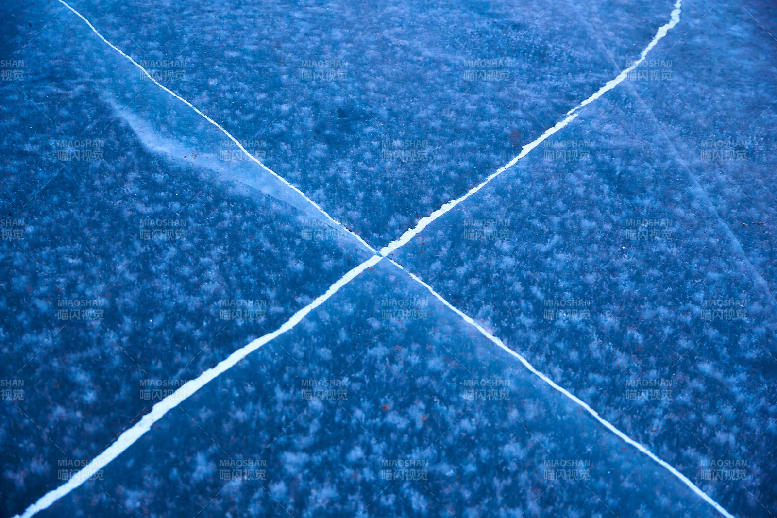 冬天冻结的湖面冰层花纹