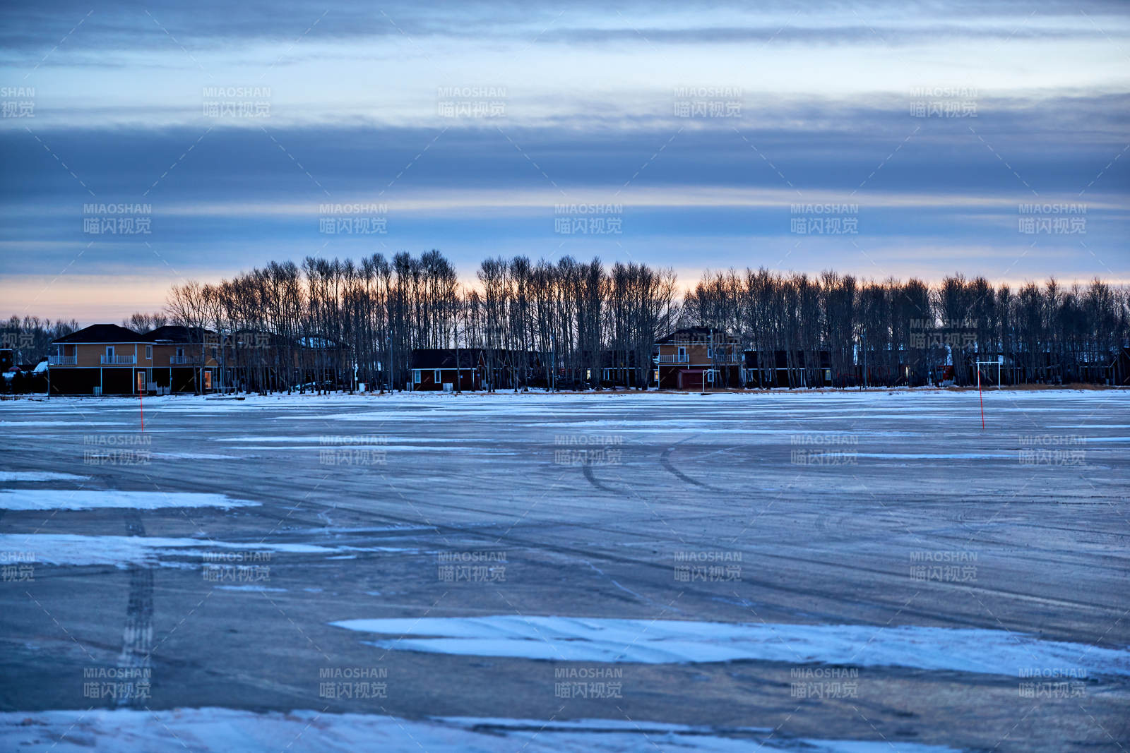 中国河北省沽源县库伦淖湖冬季冰上风光