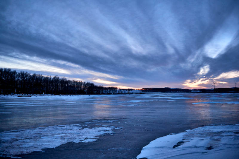 中国河北省沽源县库伦淖湖冬季冰上风光