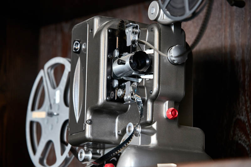 一台复古老式胶片电影放映机外观特写