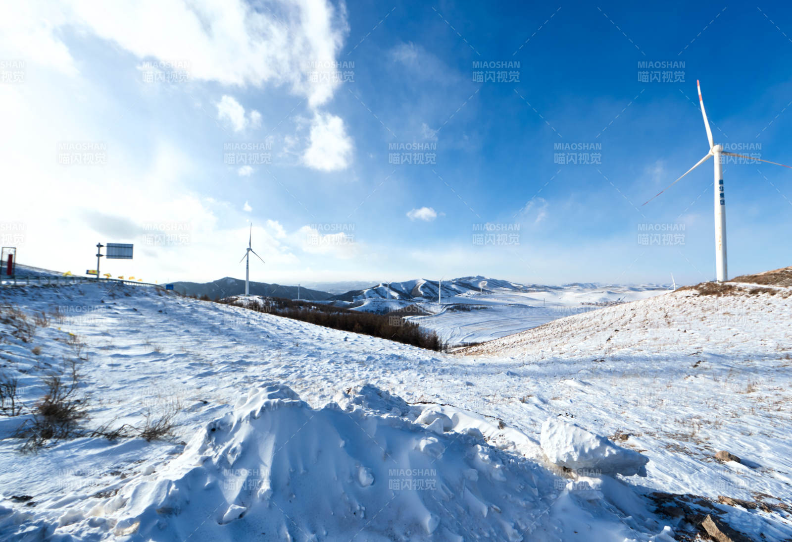 中国河北省张家口地区冬季草原天路景色