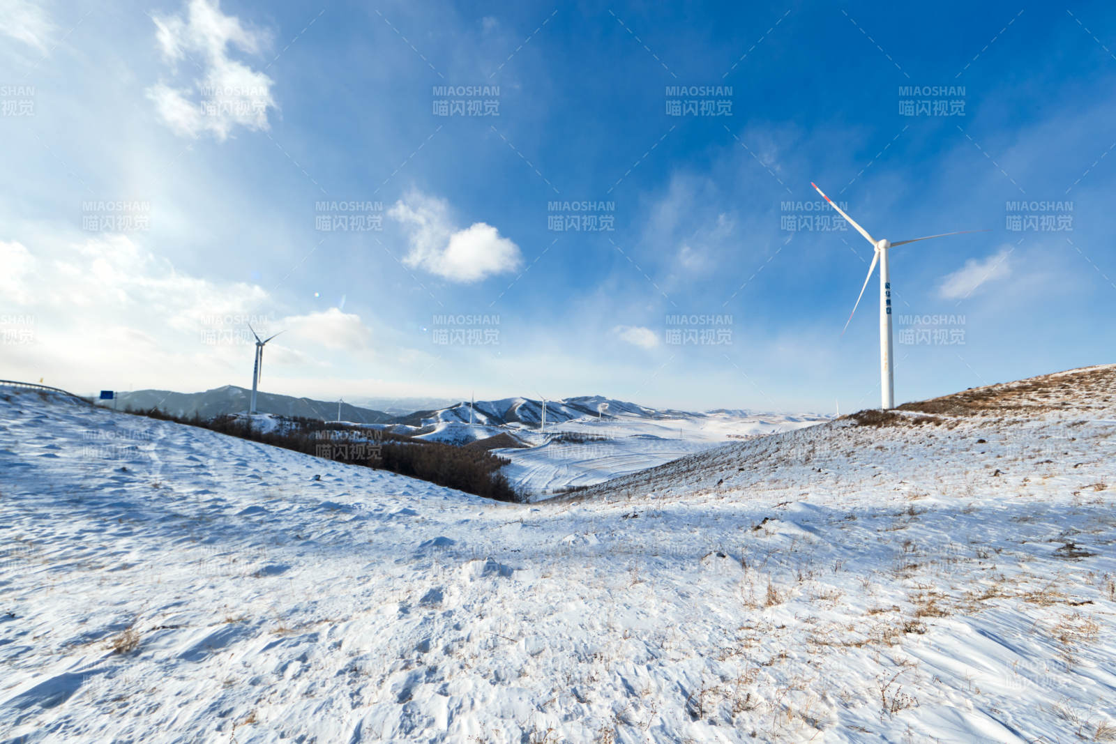 中国河北省张家口地区冬季草原天路景色