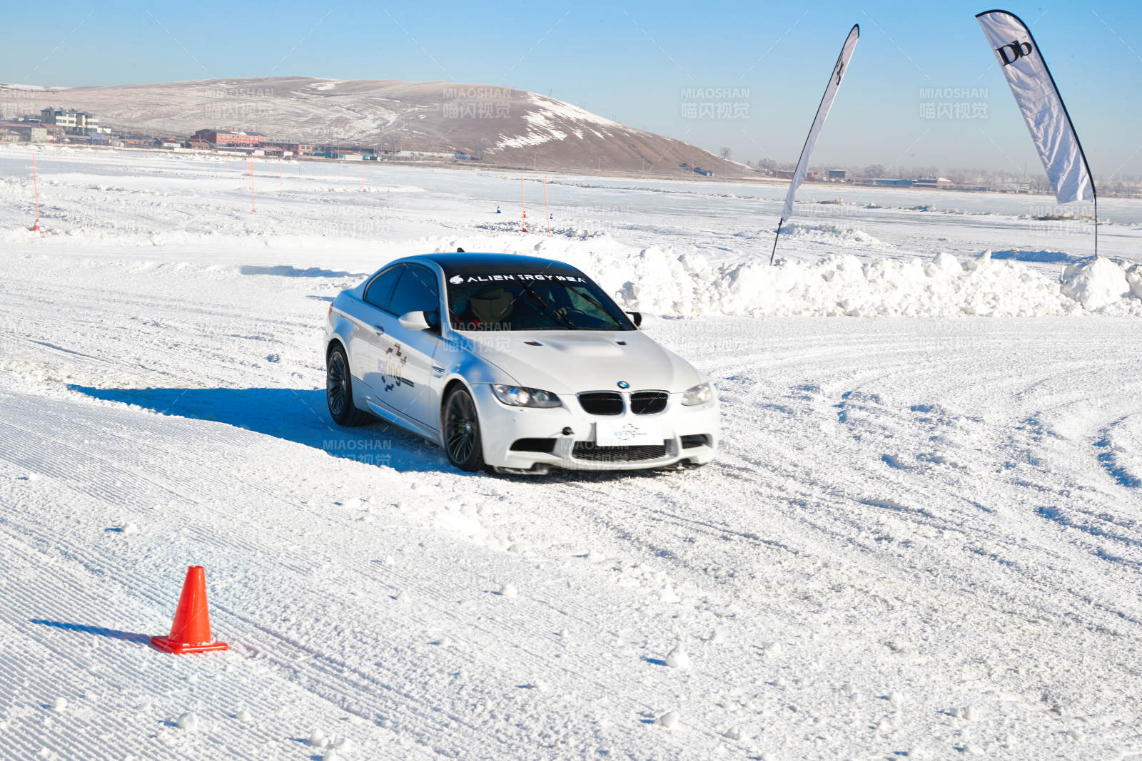 在冰冻的湖面进行的汽车冰上漂移赛