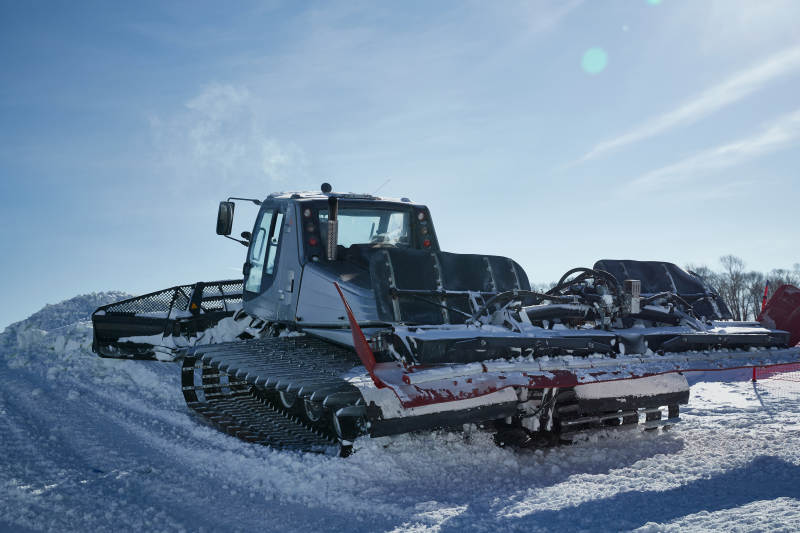 正在滑雪场工作的压雪车