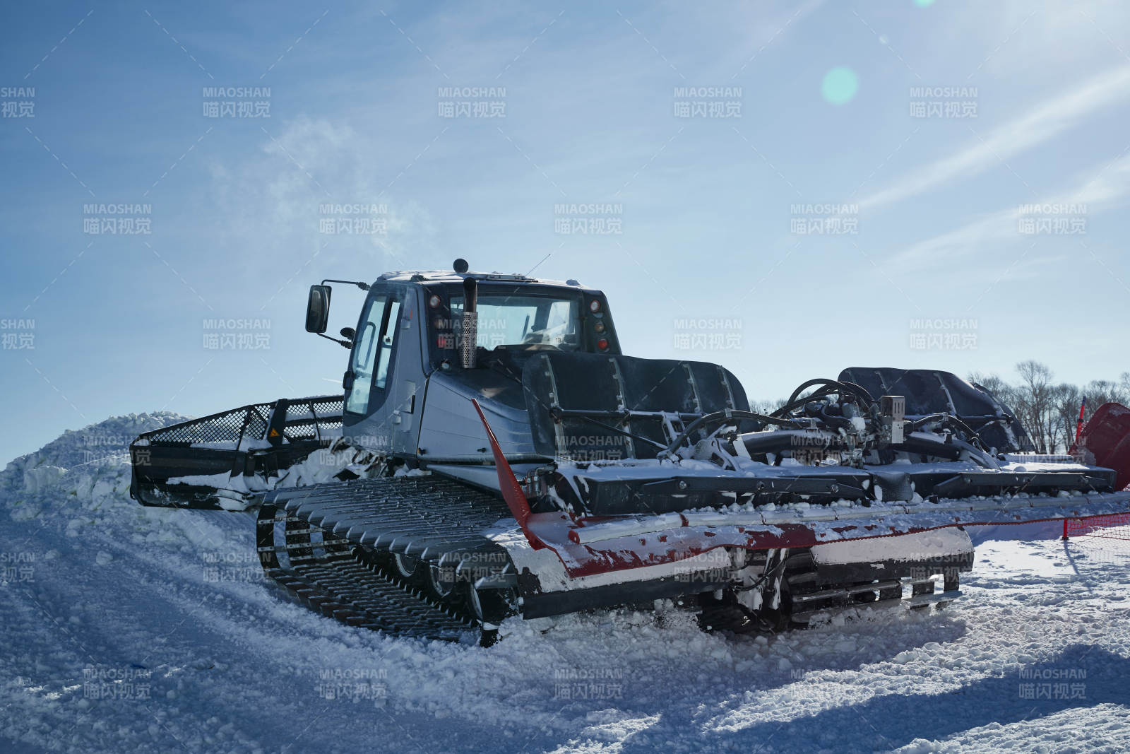 正在滑雪场工作的压雪车