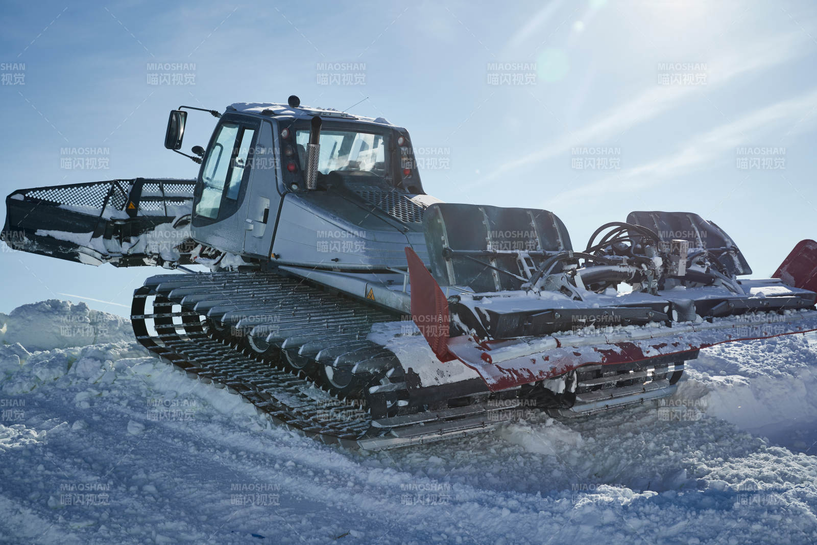 正在滑雪场工作的压雪车