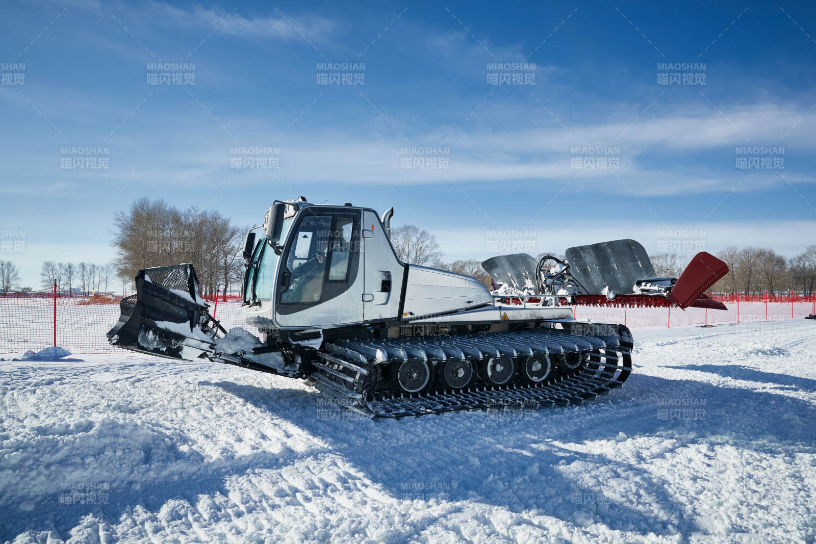 正在滑雪场工作的压雪车