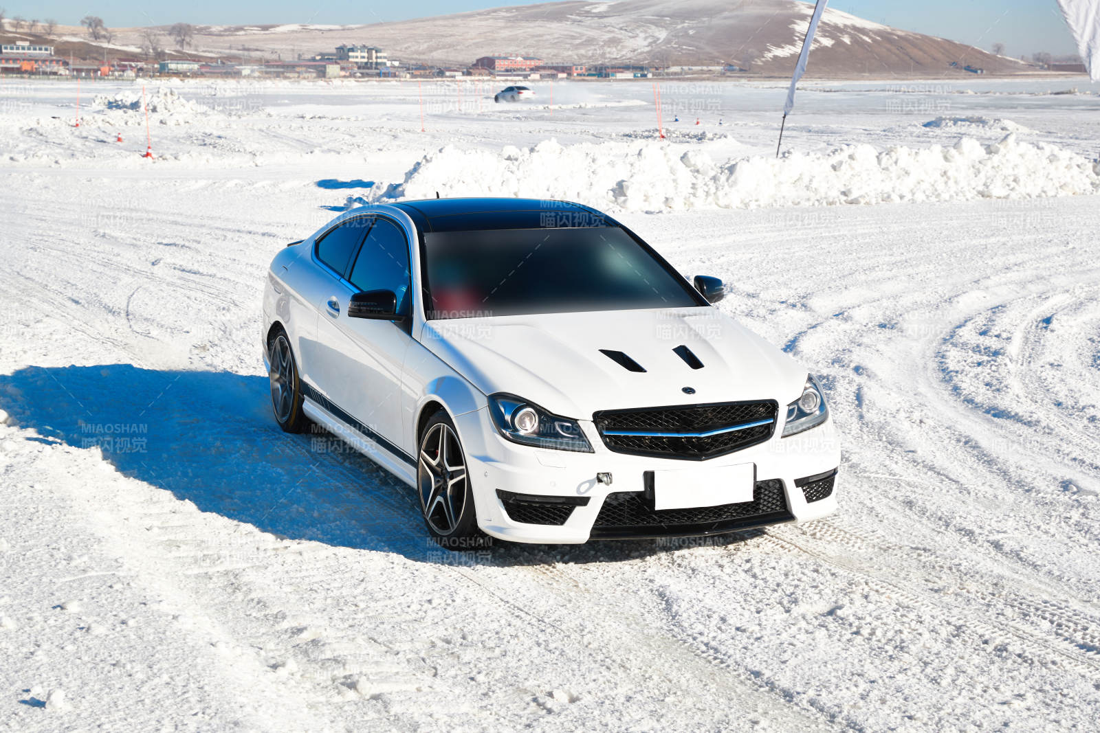 在冰凍的湖面進行的汽車冰上漂移賽